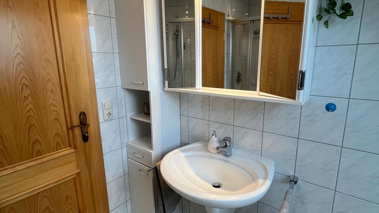 Badezimmer (3) Badezimmer (3)